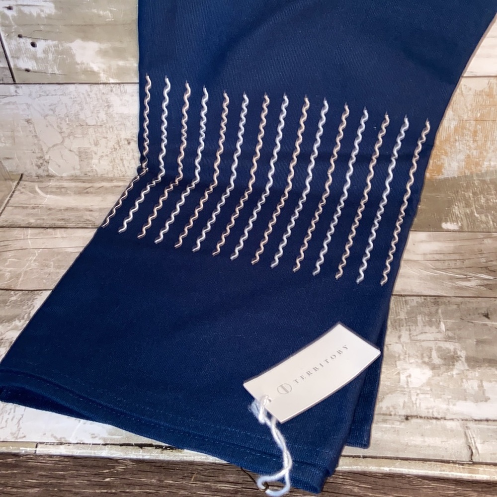 ALLTRUE TERRITORY Table Runner Navy With White Waves 18 X 70” NWT - Picture 2 of 5